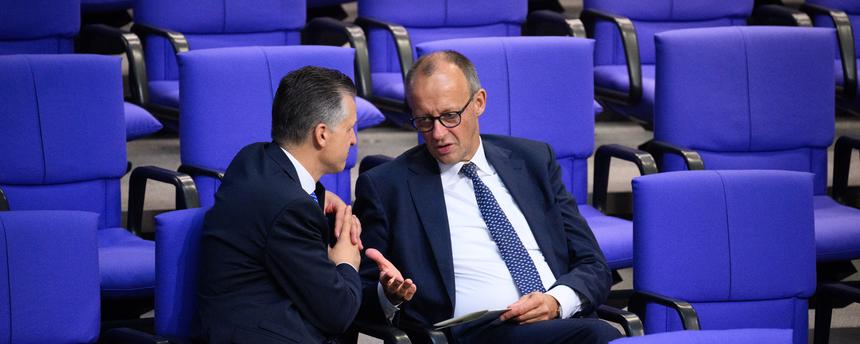 Thorsten Frei (l, CDU), Erster Parlamentarischer Geschäftsführer der CDU/CSU-Bundestagsfraktion, und Friedrich Merz, Vorsitzender der CDU/CSU-Bundestagsfraktion, unterhalten sich am Rande der Plenarsitzung im Deutschen Bundestag.