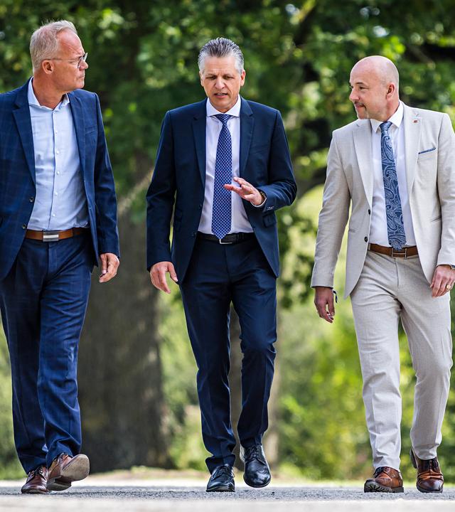 Frei, Miersch und Hoffmann auf einem Presserundgang.