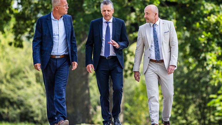 Frei, Miersch und Hoffmann auf einem Presserundgang.