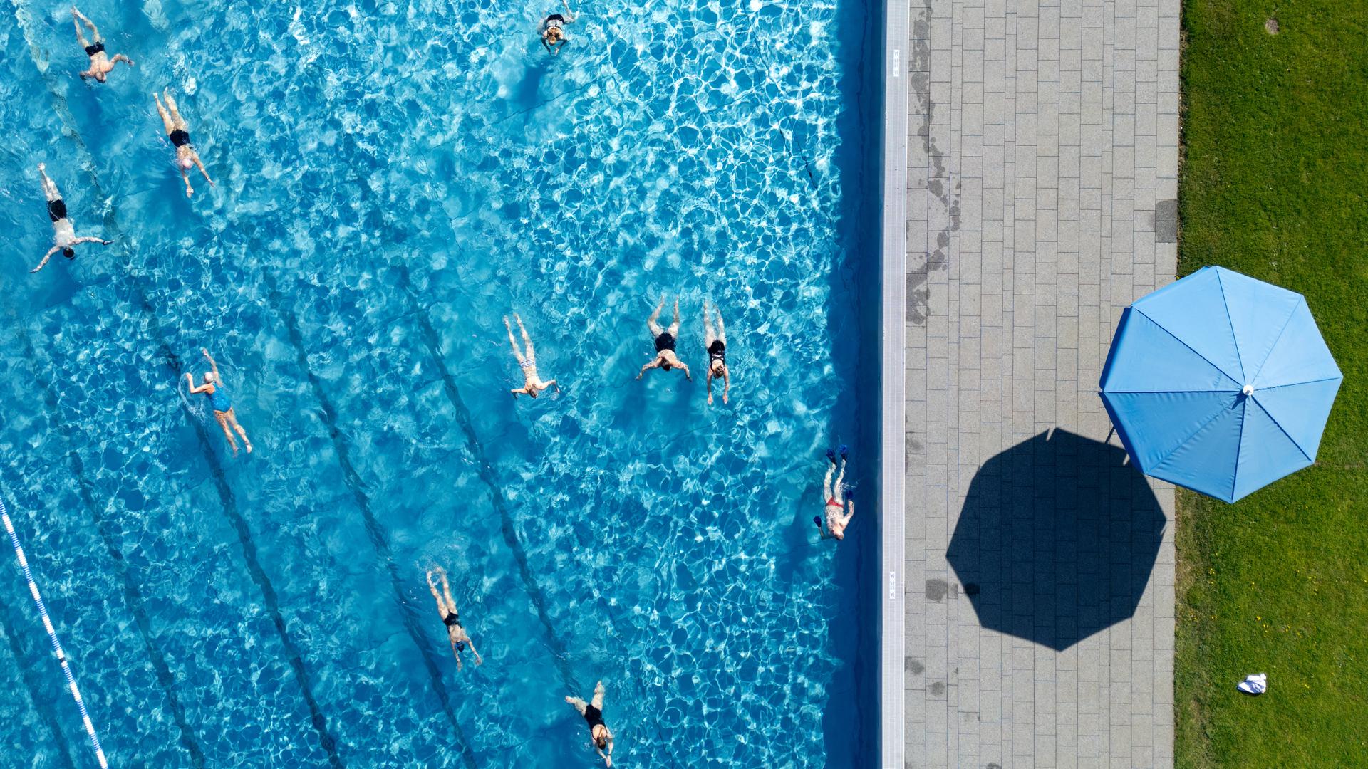 Ein Freibad aus der Vogelperspektive.