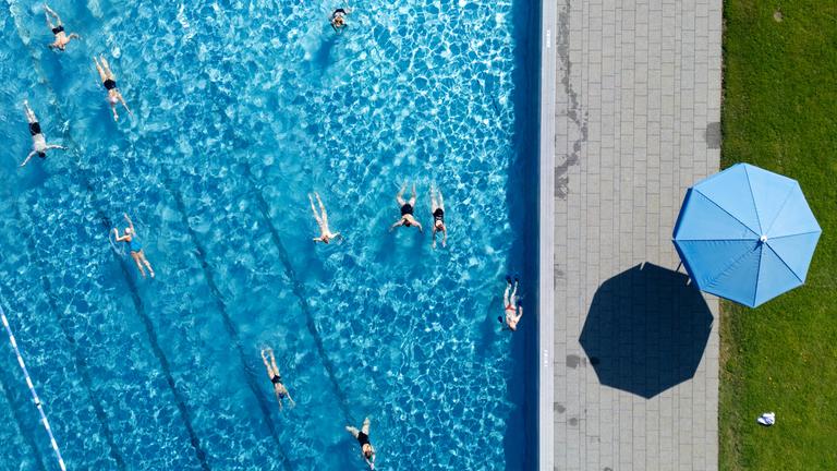 Ein Freibad aus der Vogelperspektive.