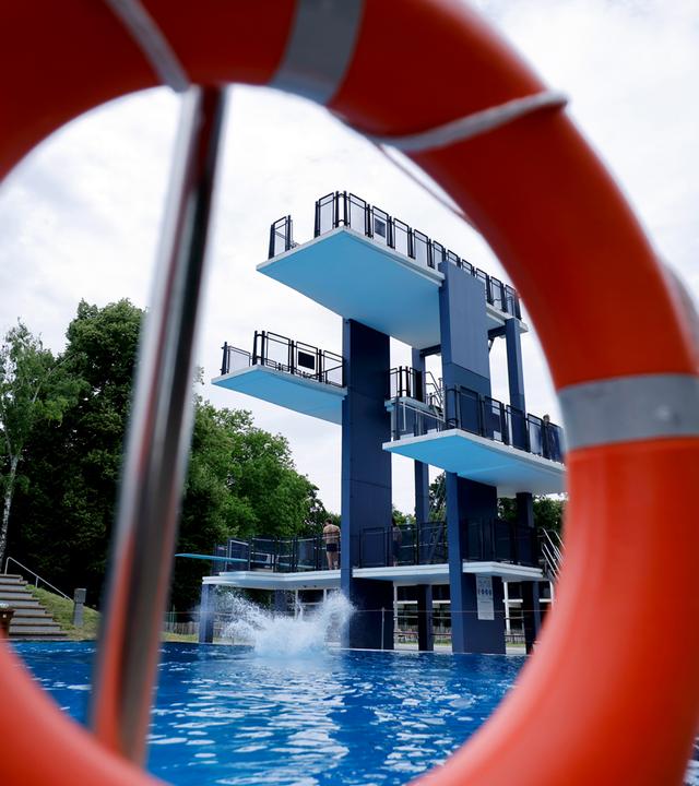 Im Kölner Stadionbad genießen Badegäste bei sommerlichen Temperaturen die Freibad-Saison.