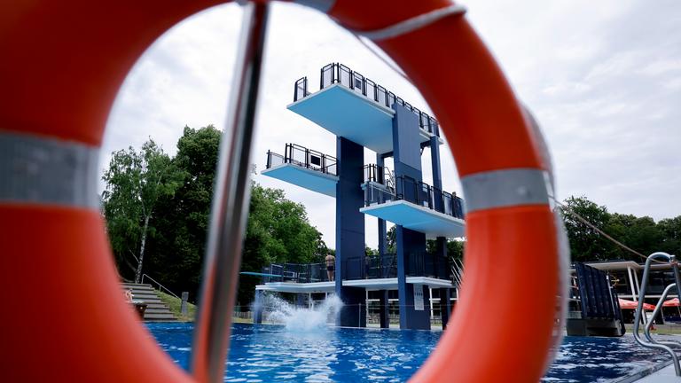 Im Kölner Stadionbad genießen Badegäste bei sommerlichen Temperaturen die Freibad-Saison.