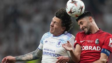 Freiburg - Aston Villa: Victor Lindelof Kopf an Kopf mit Vincenzo Grifo