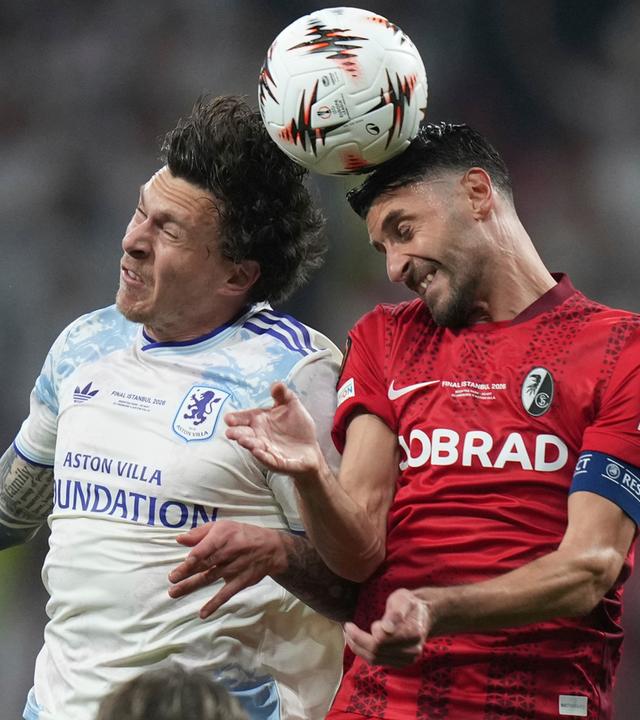 Freiburg - Aston Villa: Victor Lindelof Kopf an Kopf mit Vincenzo Grifo