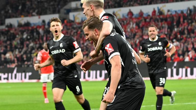 Lucas Höler und Matthias Ginter (SC Freiburg) jubeln. 