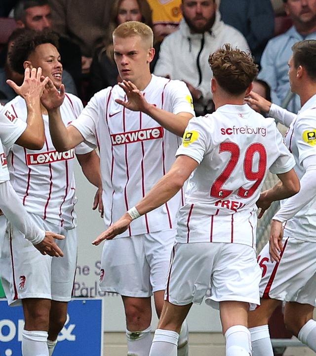 Die Spieler des SC Freiburg bejubeln einen Treffer gegen Motherwell