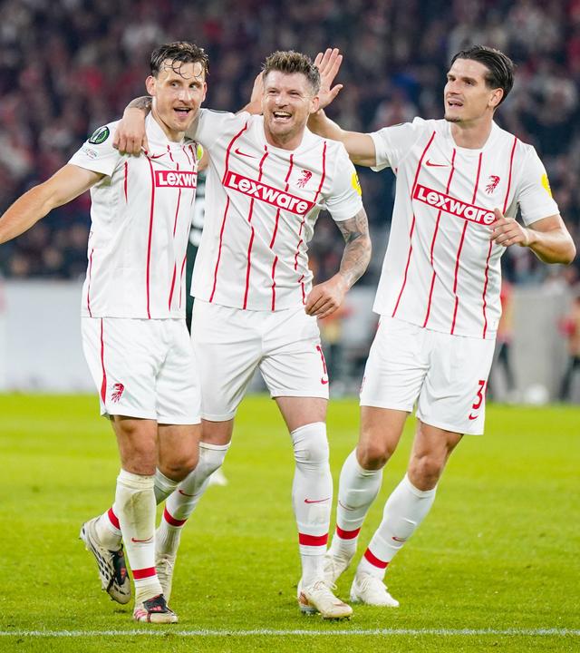 Jubel bei Maximilian Eggestein (l.), Lukas Kübler (m). und Igor Matanovic