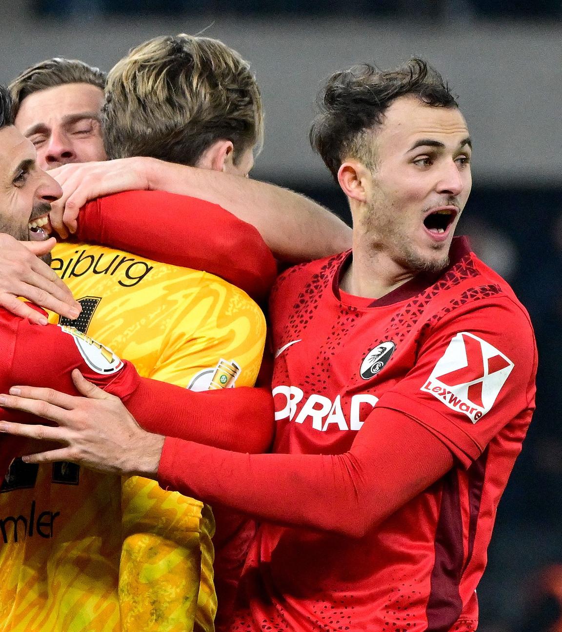 Freiburger Jubeltraube rund um Torhüter Florian Müller