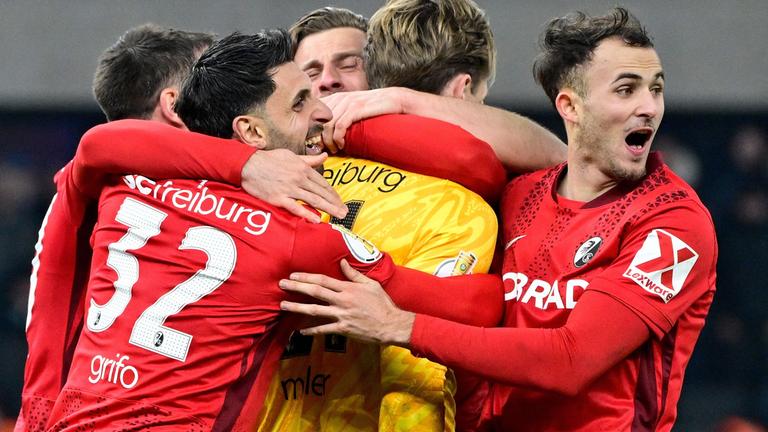 Freiburger Jubeltraube rund um Torhüter Florian Müller