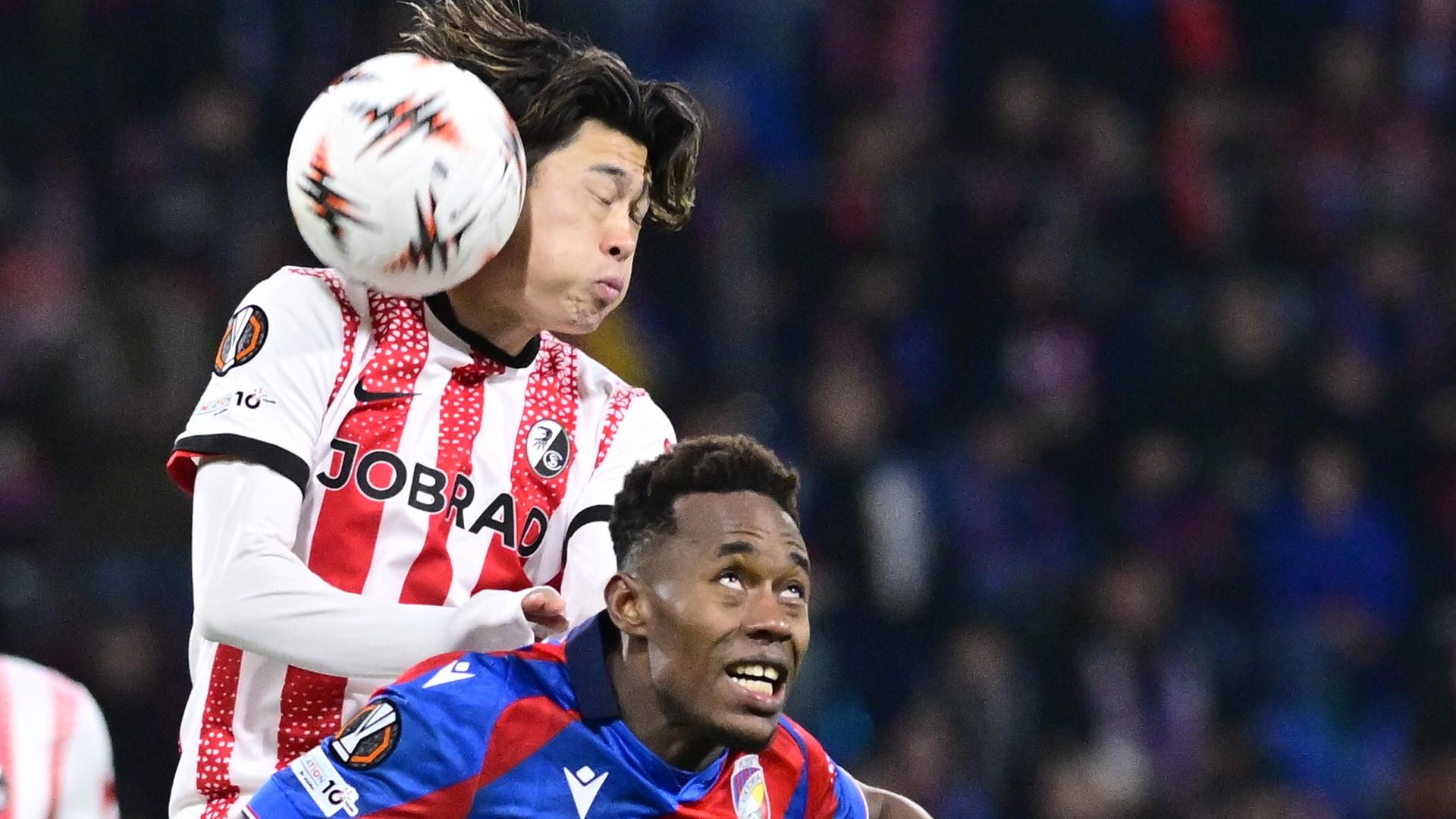 Freiburgs Yuito Suzuki (hinten) in Aktion mit Sampson Dweh von Viktoria Pilsen.