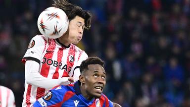 Freiburgs Yuito Suzuki (hinten) in Aktion mit Sampson Dweh von Viktoria Pilsen.