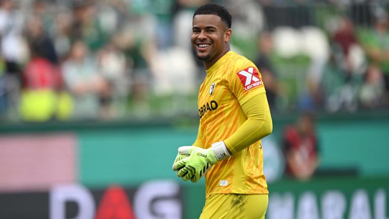 Freiburgs Torhüter Noah Atubolu 