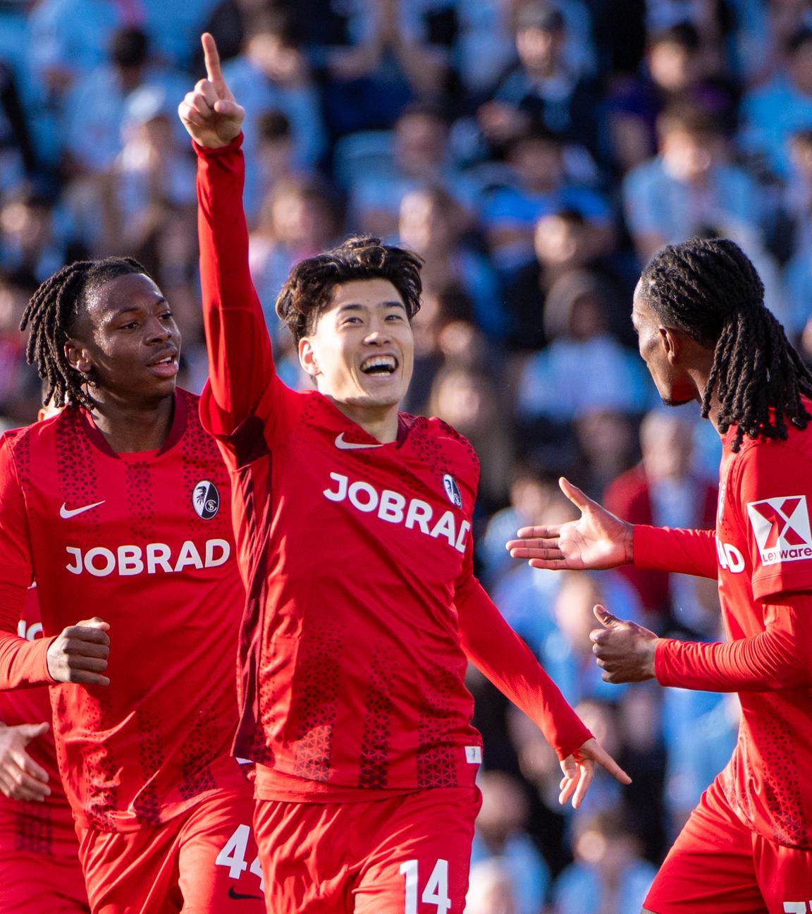 Freiburgs Yuito Suzuki bejubelt einen Treffer gegen Celta Vigo
