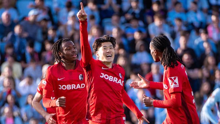 Freiburgs Yuito Suzuki bejubelt einen Treffer gegen Celta Vigo