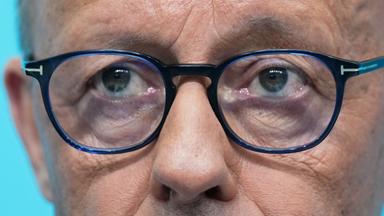 Nahaufnahme Friedrich Merz' Gesicht.