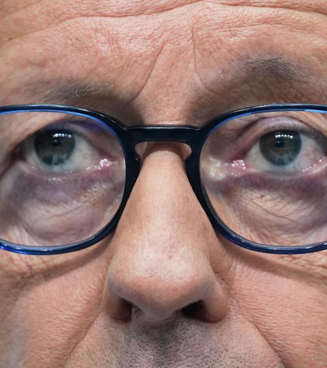 Nahaufnahme Friedrich Merz' Gesicht.