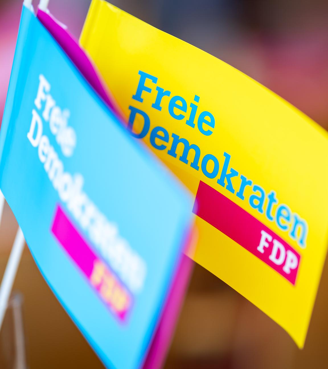 Fähnchen mit der Aufschrift: Freie Demokraten - FDP