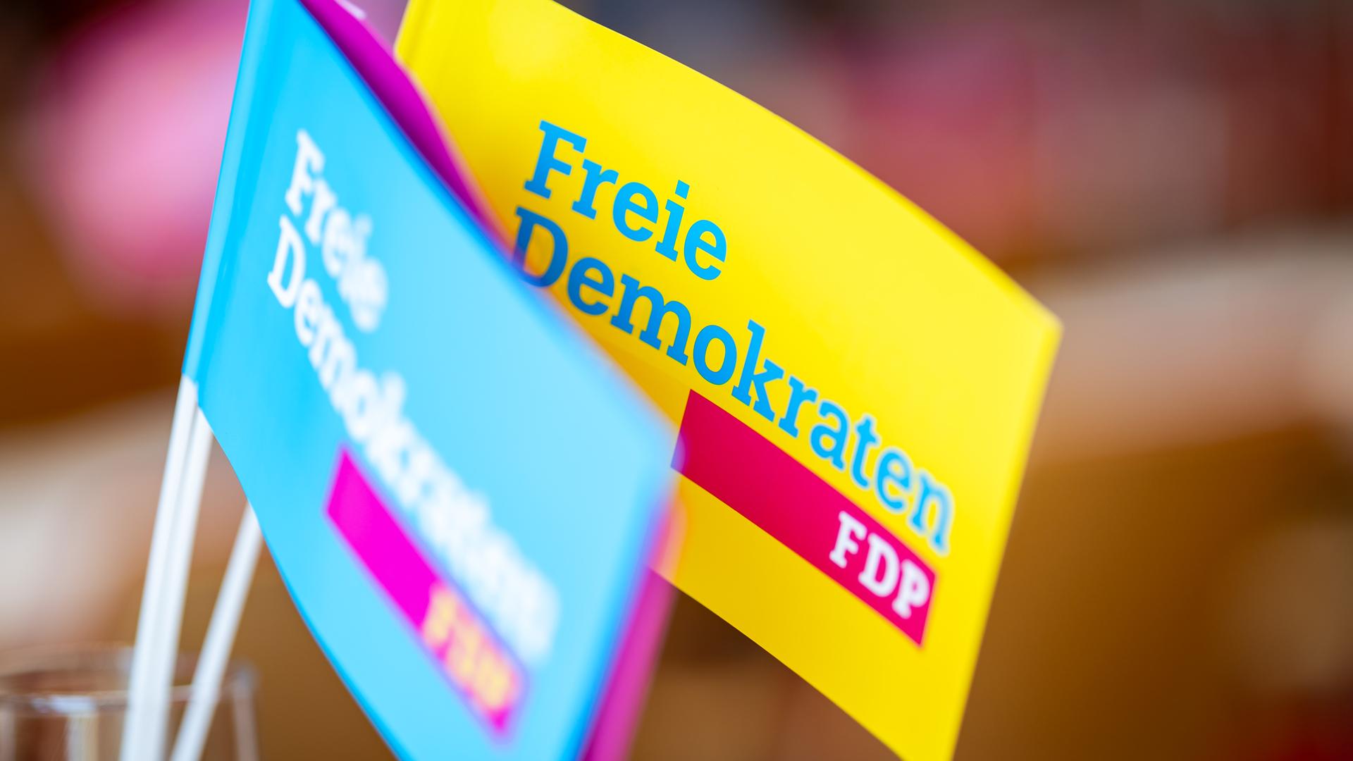 Fähnchen mit der Aufschrift: Freie Demokraten - FDP