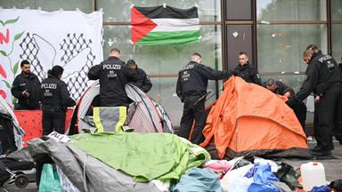 Propalästinensische Aktivisten auf dem Hof der Freien Universität in Berlin