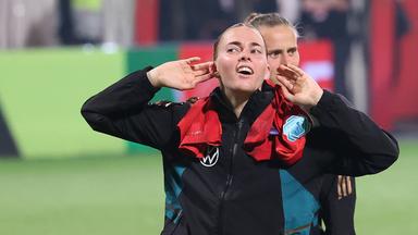 Laura Freigang fordert nach dem 4:1-Sieg der DFB-Frauen in Rostock gegen Polen die Fans zu singen auf und hält sich beide Hände an die Ohrmuscheln.