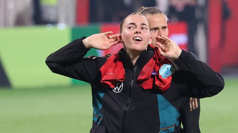 Laura Freigang fordert nach dem 4:1-Sieg der DFB-Frauen in Rostock gegen Polen die Fans zu singen auf und hält sich beide Hände an die Ohrmuscheln.