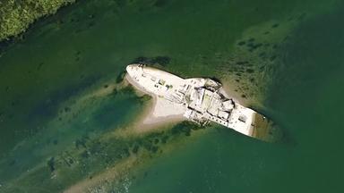 Durch niedigen Pegelstand freigelegtes Dampfschiff
