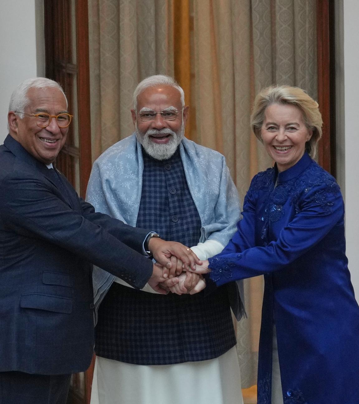 Indien, Neu-Delhi: Der indische Premier Modi, Präsident des europäischen Rates Costa und Präsidentin der Europäischen Kommission von der Leyen schüttln sich die Hände.