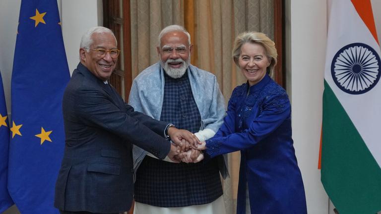 Indien, Neu-Delhi: Der indische Premier Modi, Präsident des europäischen Rates Costa und Präsidentin der Europäischen Kommission von der Leyen schüttln sich die Hände.