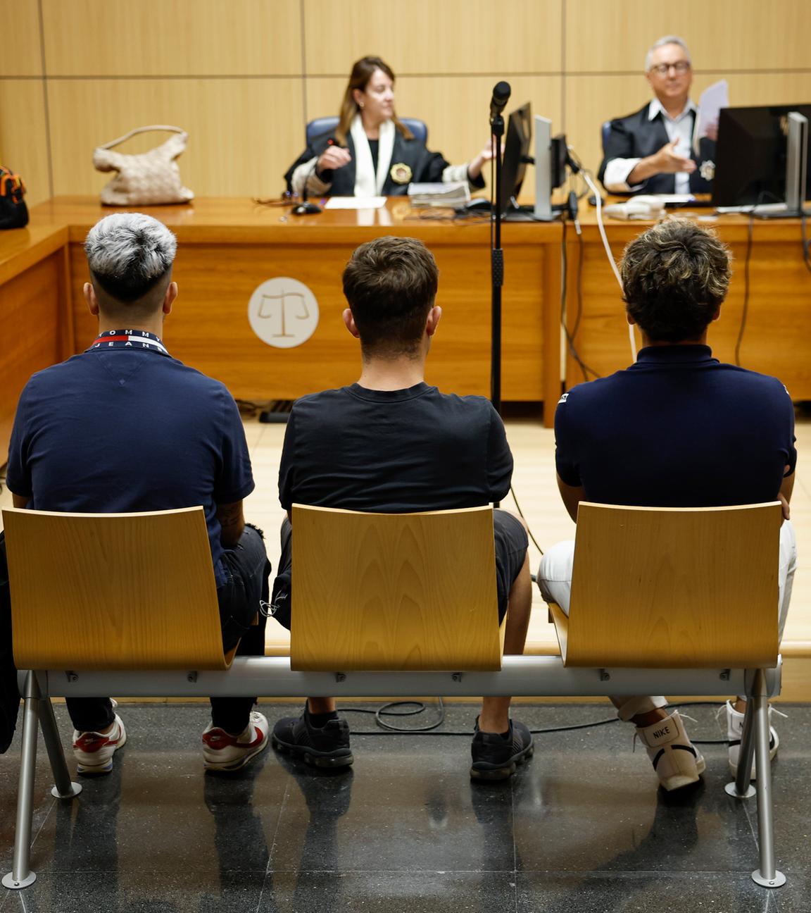 Drei Angeklagte werden während ihres Prozesses wegen Hassverbrechen in Valencia, Spanien, am 10.06.2024 gesehen.