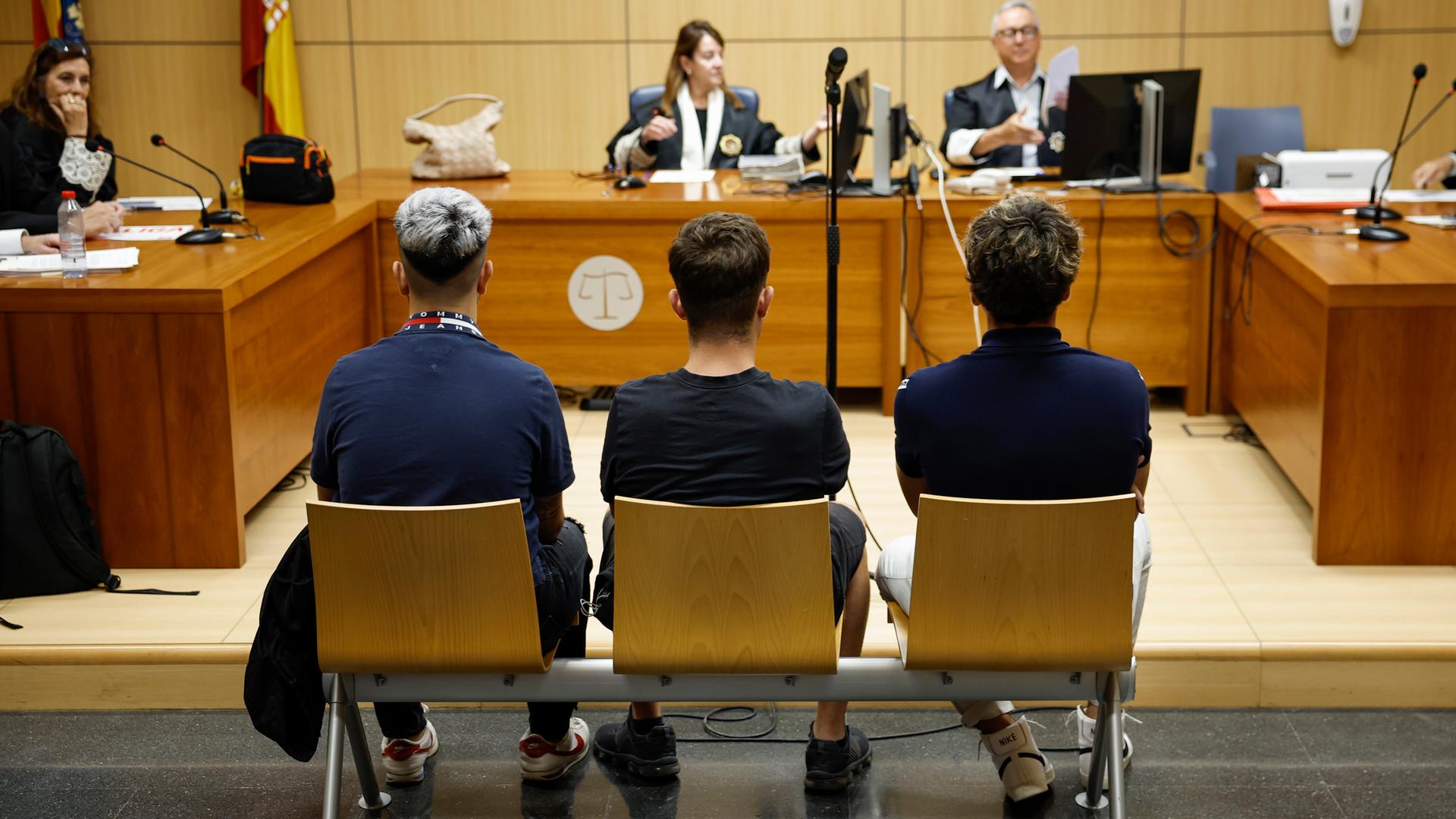 Drei Angeklagte werden während ihres Prozesses wegen Hassverbrechen in Valencia, Spanien, am 10.06.2024 gesehen.