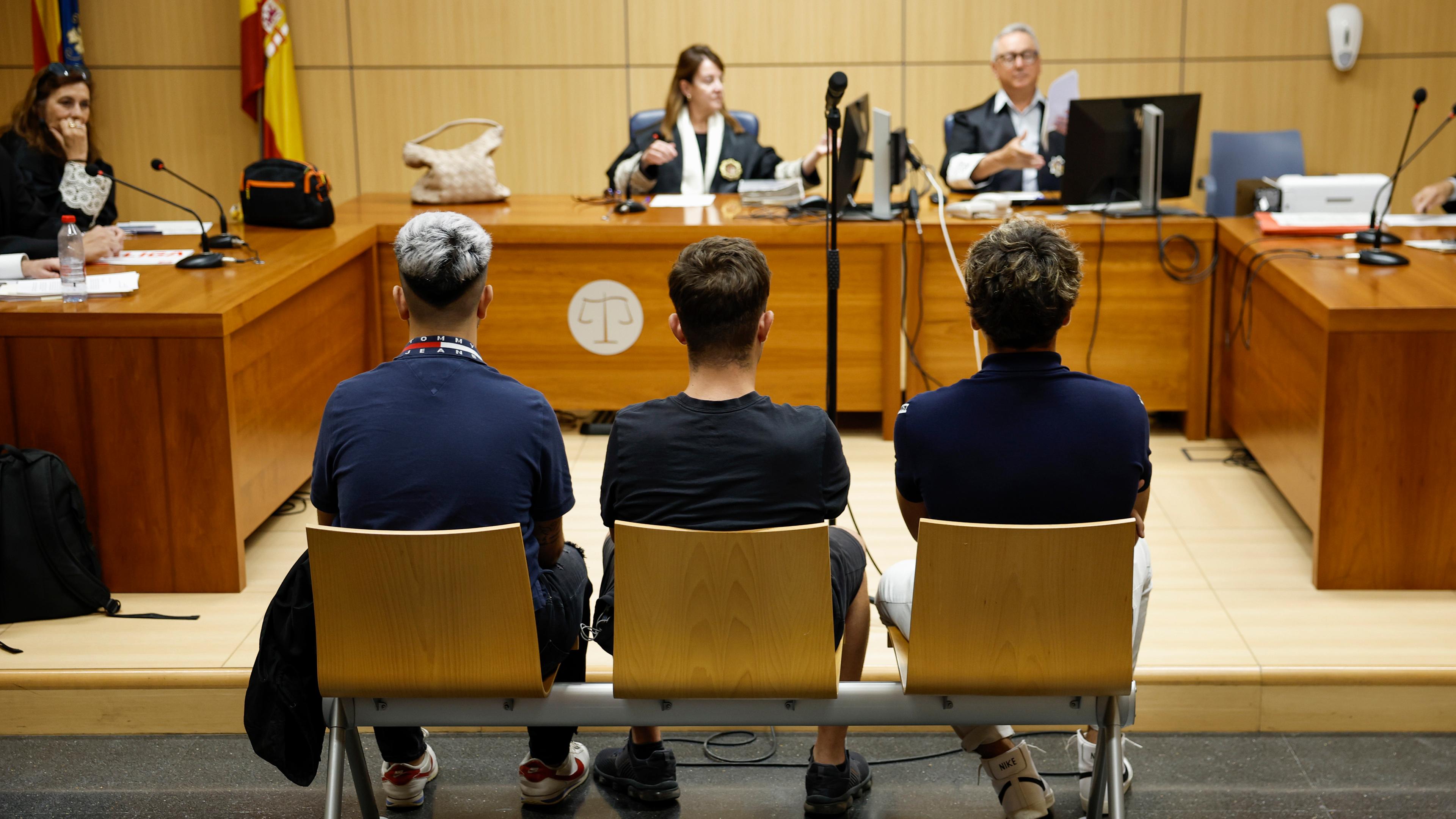 Drei Angeklagte werden während ihres Prozesses wegen Hassverbrechen in Valencia, Spanien, am 10.06.2024 gesehen.