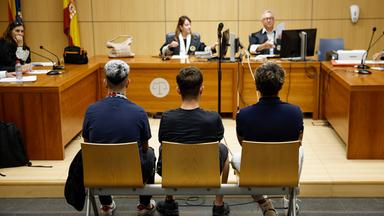 Drei Angeklagte werden während ihres Prozesses wegen Hassverbrechen in Valencia, Spanien, am 10.06.2024 gesehen.