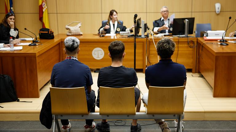 Drei Angeklagte werden während ihres Prozesses wegen Hassverbrechen in Valencia, Spanien, am 10.06.2024 gesehen.