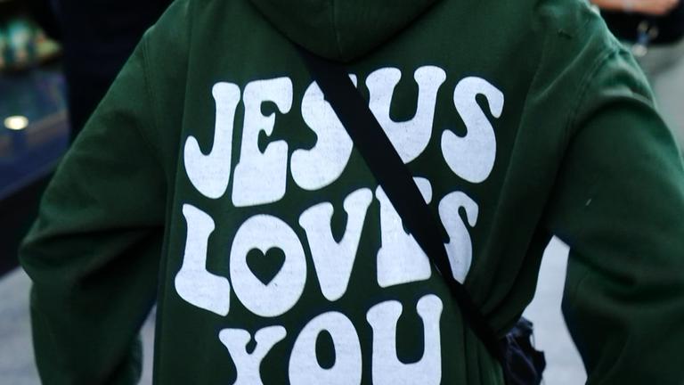 Hoodie mit Aufschrift "Jesus loves you"