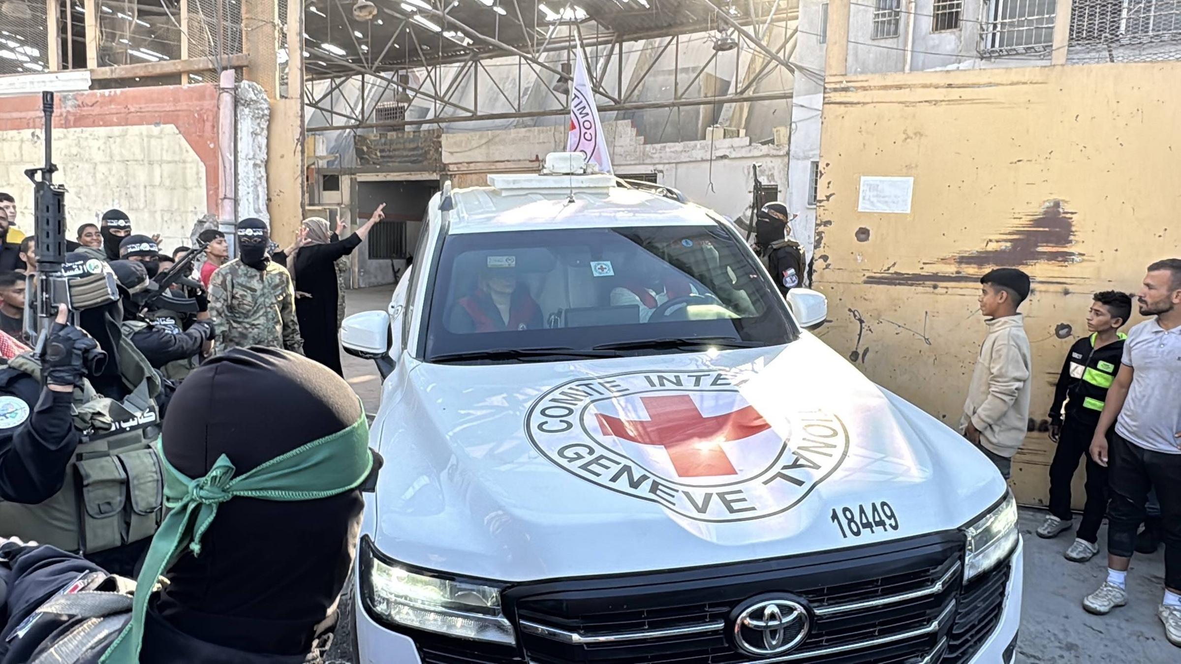 Mitglieder der Hamas übergeben einige der 20 israelischen Geiseln an Teams des Internationalen Komitees vom Roten Kreuz (IKRK) als Teil des Waffenstillstands- und Geisel-Gefangenenaustauschabkommens zwischen der Hamas und Israel am 13.10.2025 in Gaza-Stadt, Gaza.