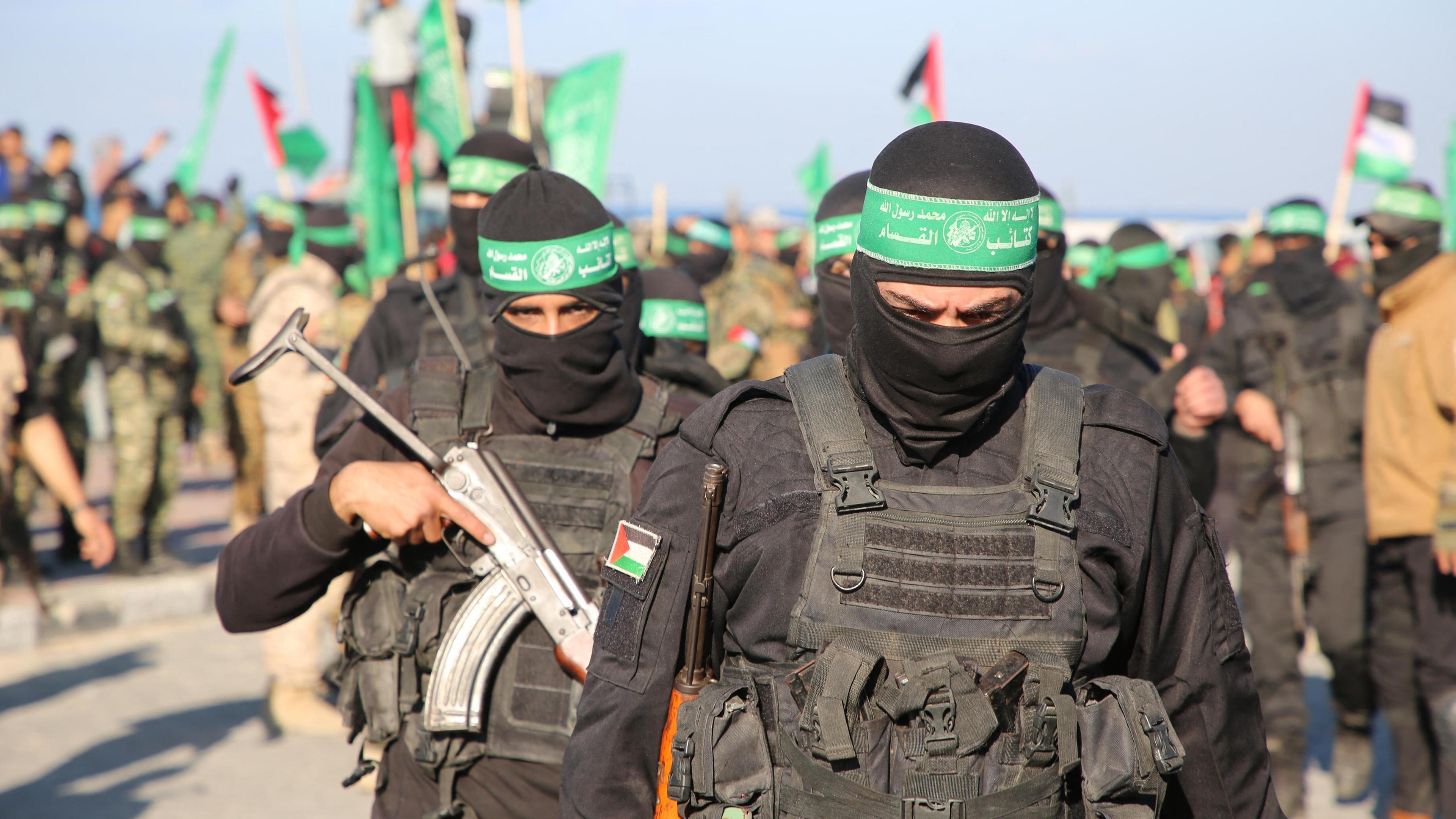 Mitglieder der Al-Qassam-Brigaden der Hamas versammeln sich in Gaza-Stadt