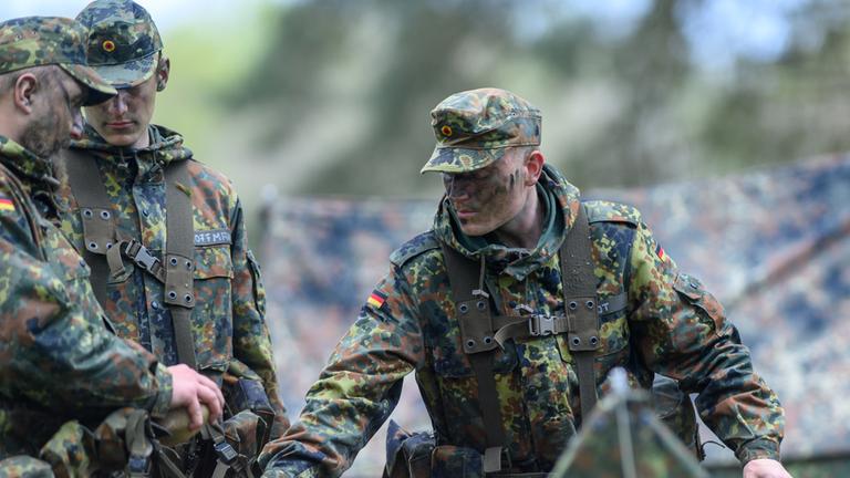 Rekruten des Logistikbataillons 171 üben auf dem Standortübungsplatz Burg den Zeltbau. 