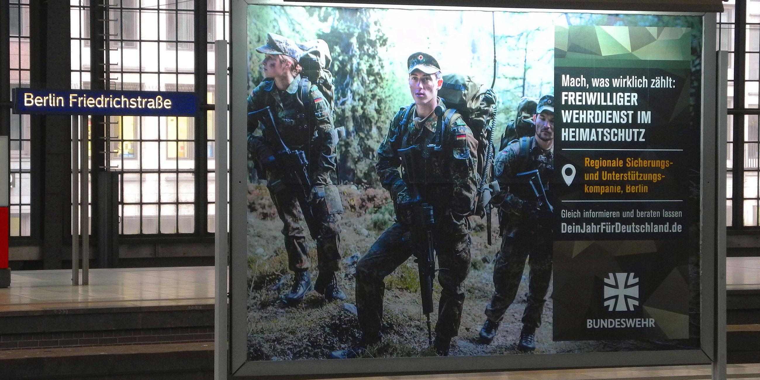 Bundeswehr-Werbung auf dem Fern-Bahnsteig