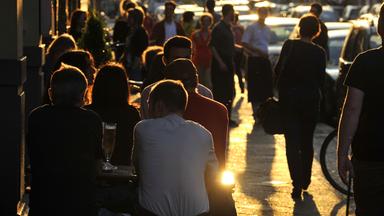 Laut dem aktuellen Freizeitmonitor treffen sich immer weniger Leute mit ihren Freunden.