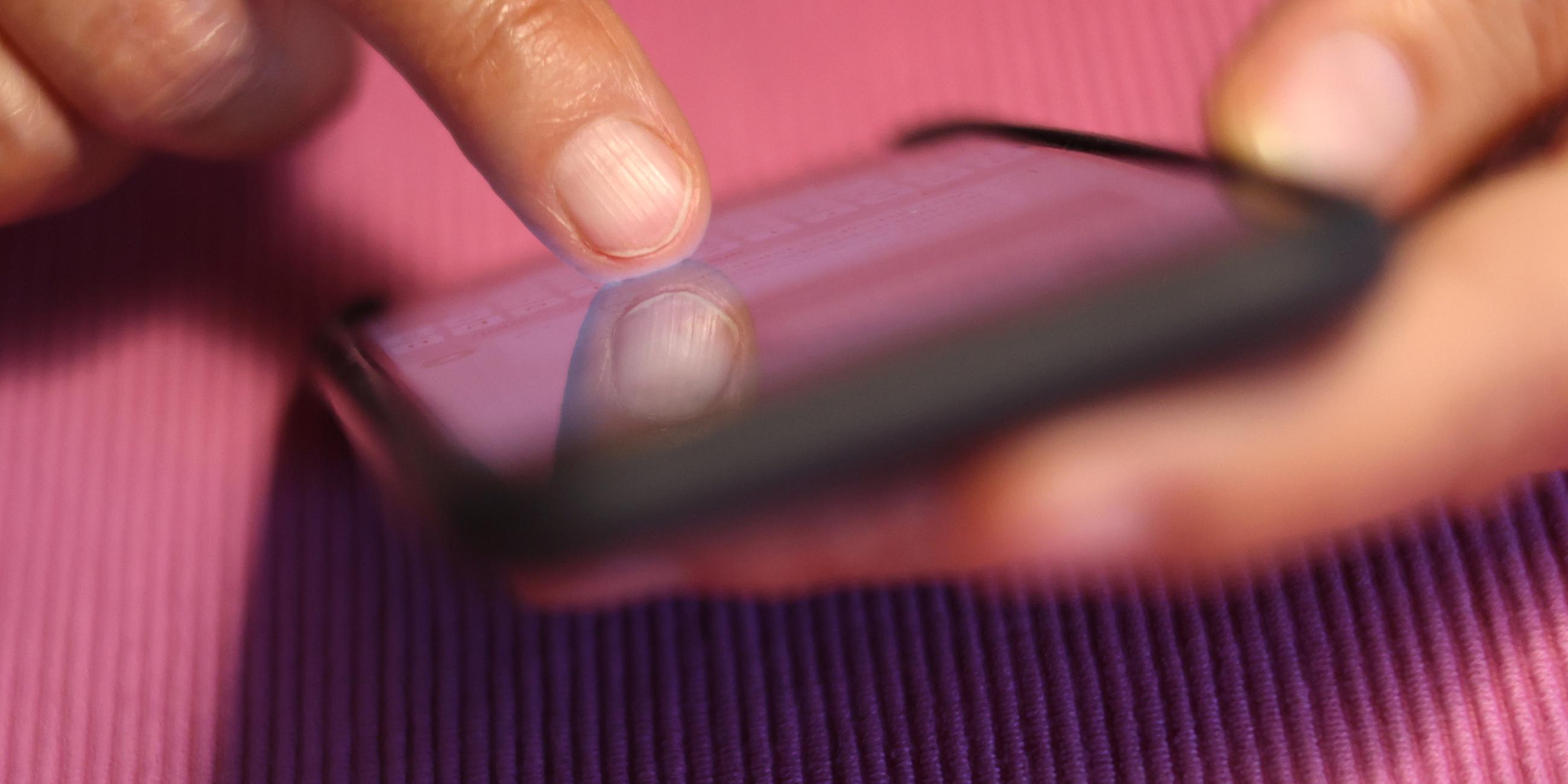 Bayern, Kaufbeuren: Eine Frau tippt auf einem iPhone. 