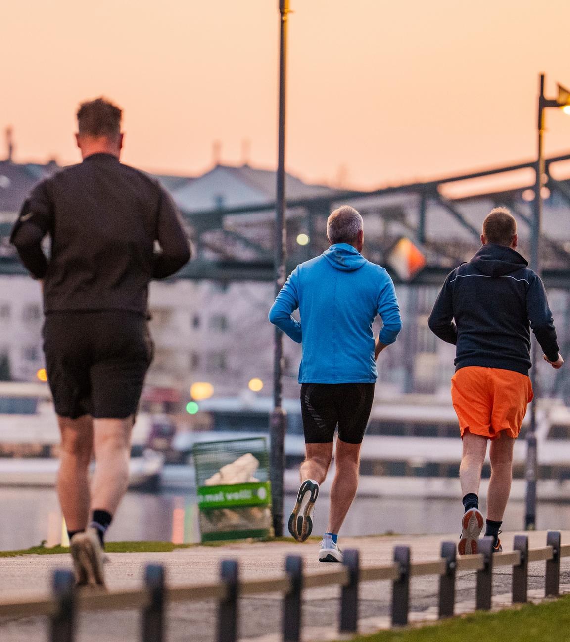 03.04.2025, Hessen, Frankfurt/Main: Jogger sind zum Sonnenaufgang am Mainufer unterwegs.