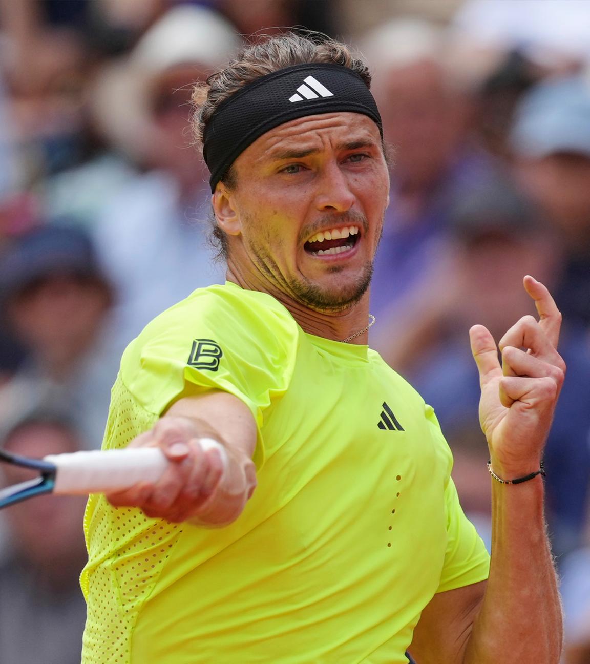 Der deutsche Alexander Zverev gibt den Ball während der French Open in Paris am 29.05.2025 an den Niederländer Jesper De Jong