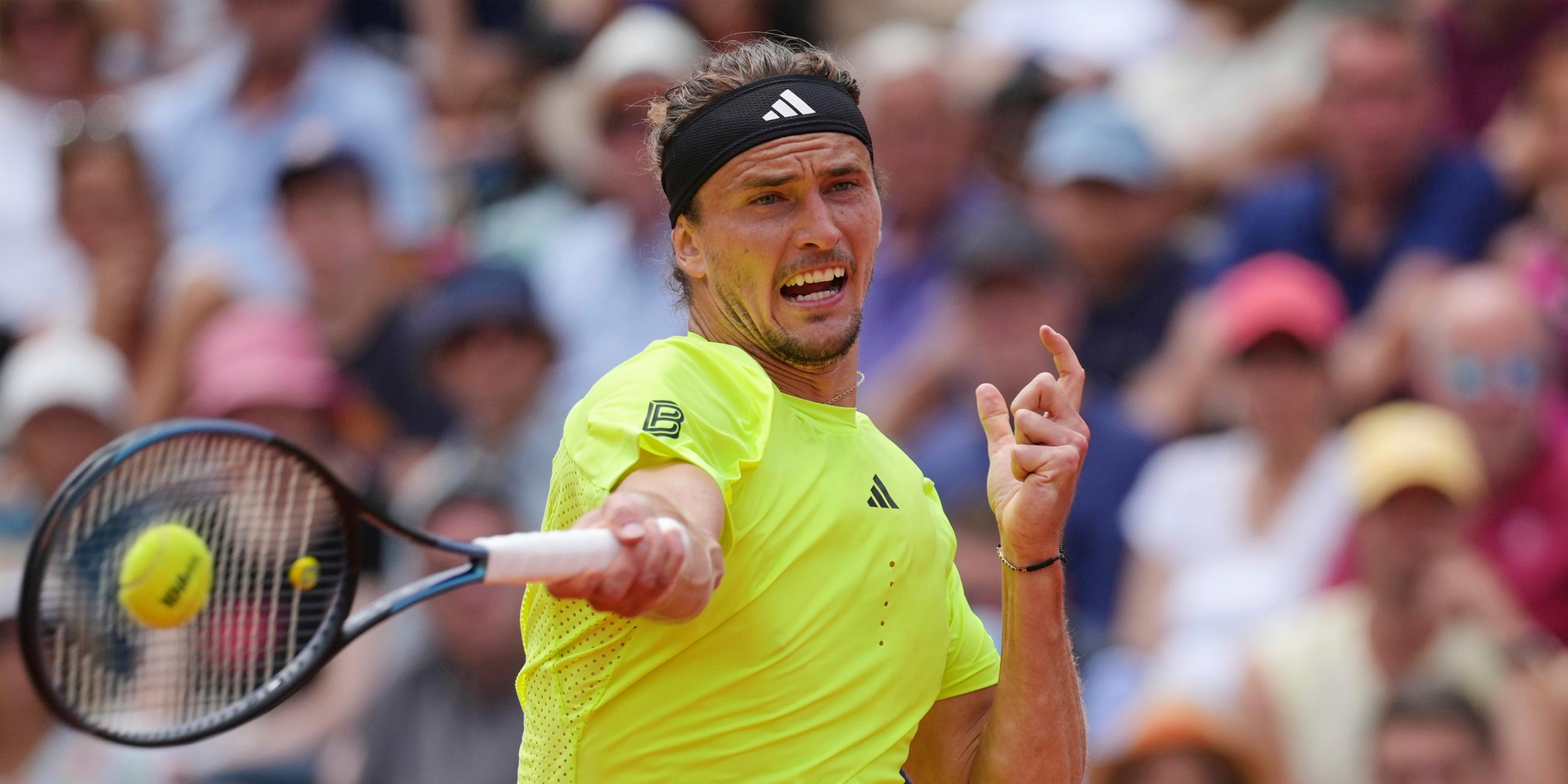 Der deutsche Alexander Zverev gibt den Ball während der French Open in Paris am 29.05.2025 an den Niederländer Jesper De Jong