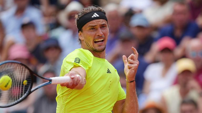 Der deutsche Alexander Zverev gibt den Ball während der French Open in Paris am 29.05.2025 an den Niederländer Jesper De Jong
