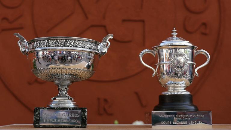 Die Siegerpokale der French Open: Links für Männer, rechts für die Frauen.