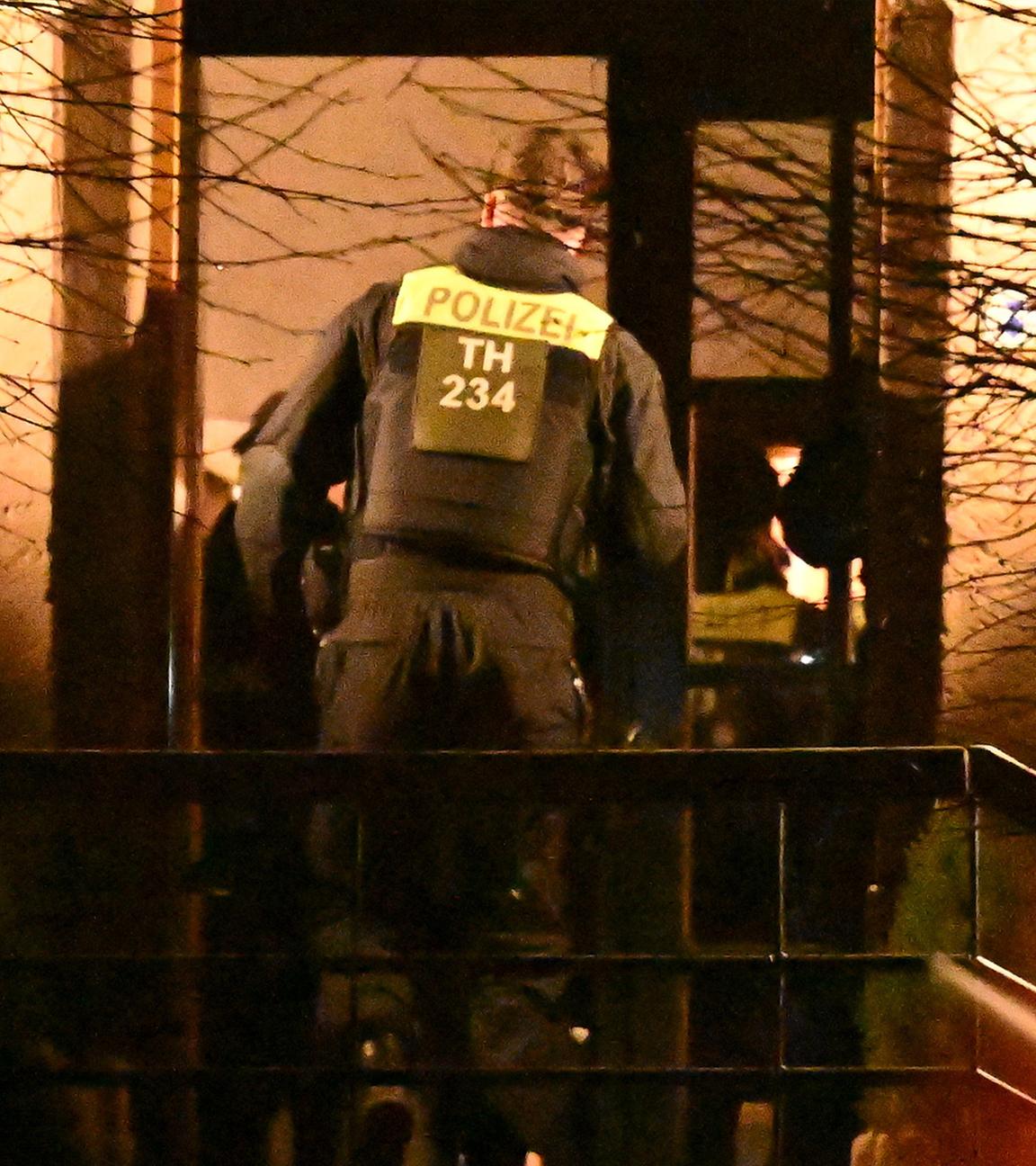 Einsatzkräfte der Polizei stehen vor einem Haus in Fretterode am 25.03.2026.