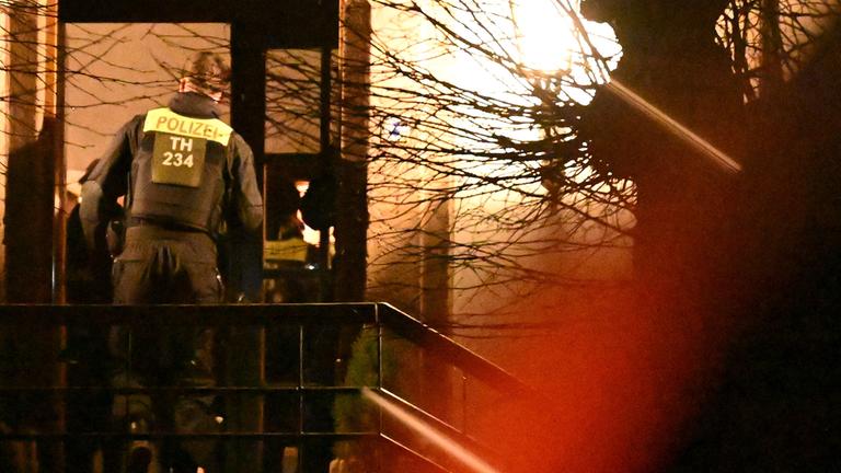 Einsatzkräfte der Polizei stehen vor einem Haus in Fretterode am 25.03.2026.