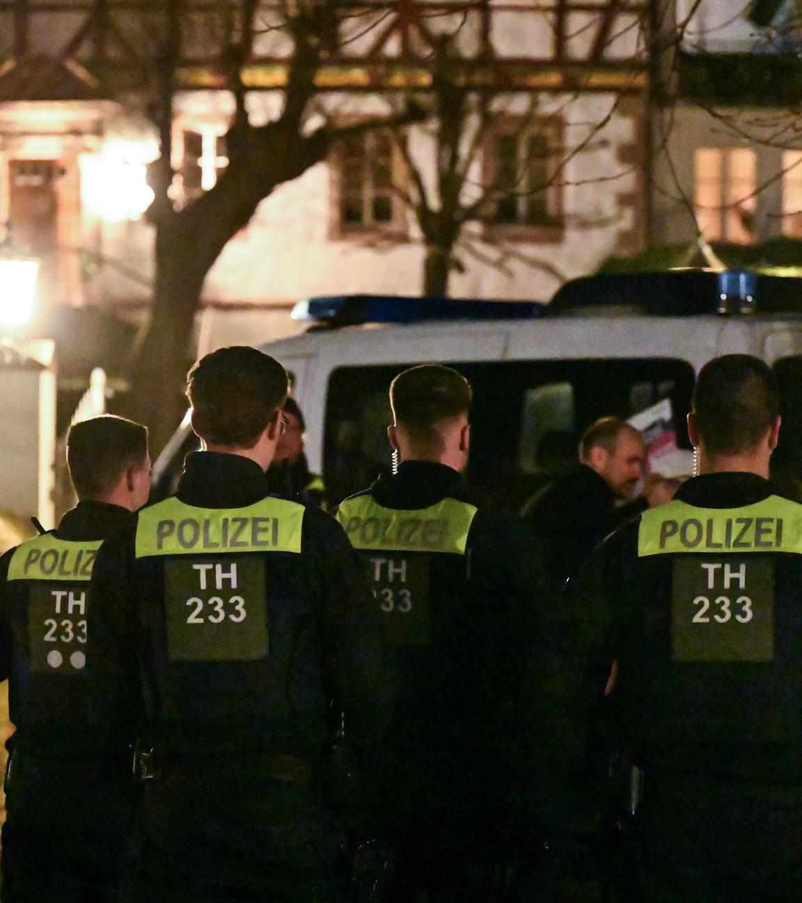 Thüringen, Fretterode: Einsatzkräfte der Polizei stehen vor einem Haus in Fretterode.