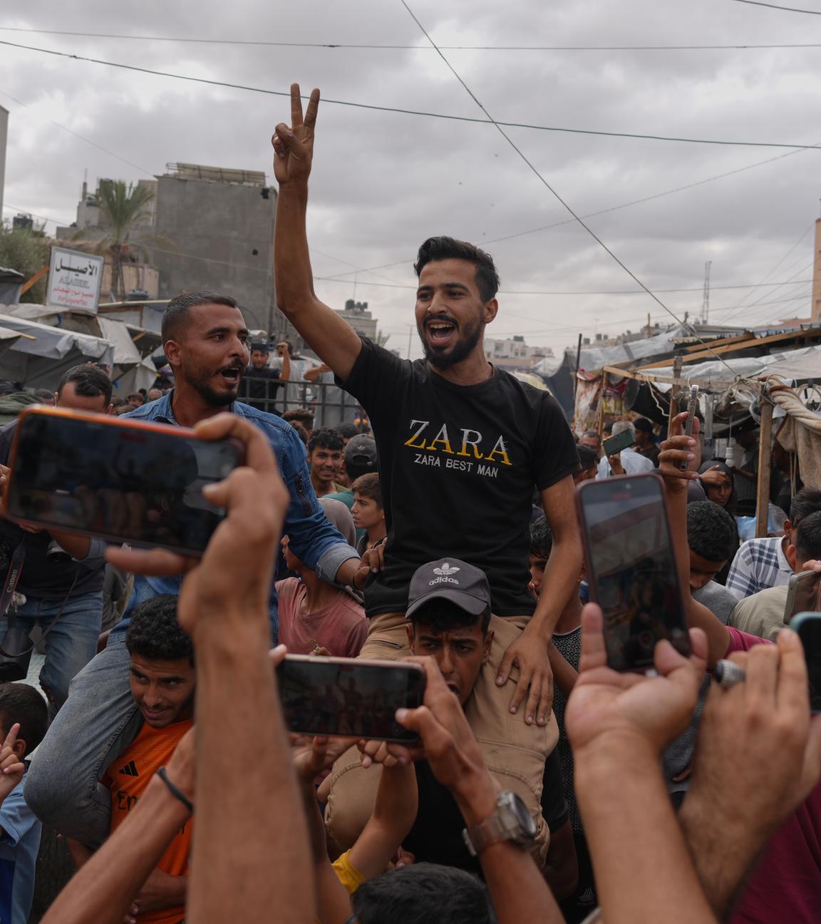 Palästinenser feiern in Chan Junis im südlichen Gazastreifen nach der Bekanntgabe, dass Israel und die Hamas der ersten Phase eines Friedensplans zur Unterbrechung der Kämpfe zugestimmt haben. 